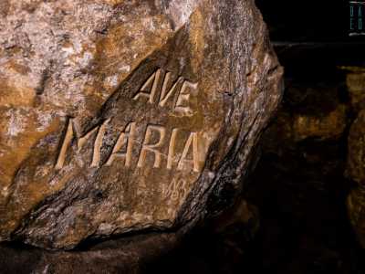 ...posta accanto alla scritta �Ave Maria� scolpita nella pietra